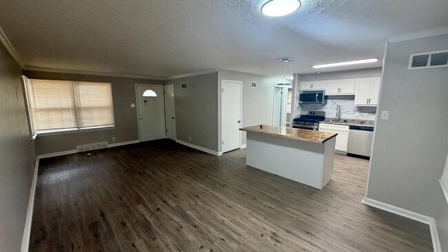 Building Photo - 1430 Golden Dr