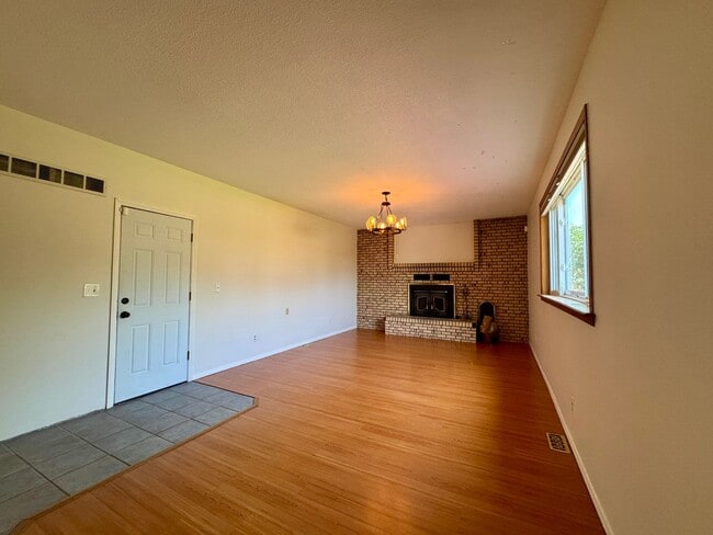 Building Photo - Welcome to your new home in the heart of T...