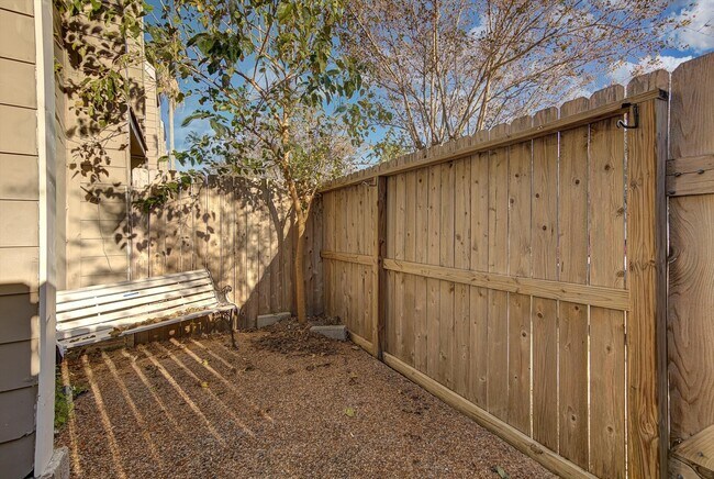 Building Photo - 424 15th St