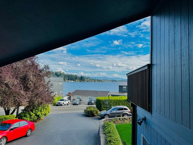 Building Photo - Newly Remodeled Top-Floor Duplex w/ Lake a...
