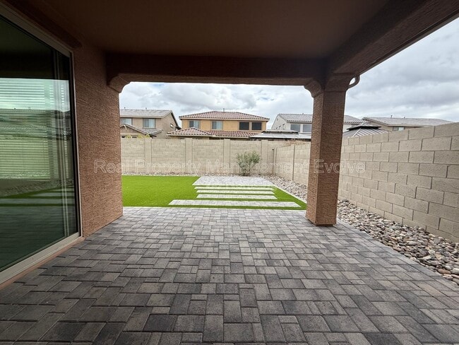 Building Photo - 5811 N 88th Ln