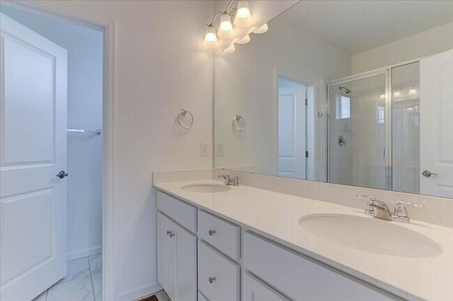 Building Photo - 1828 S Poplar Ct