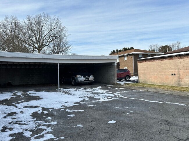 Building Photo - 840 Moyer Ave