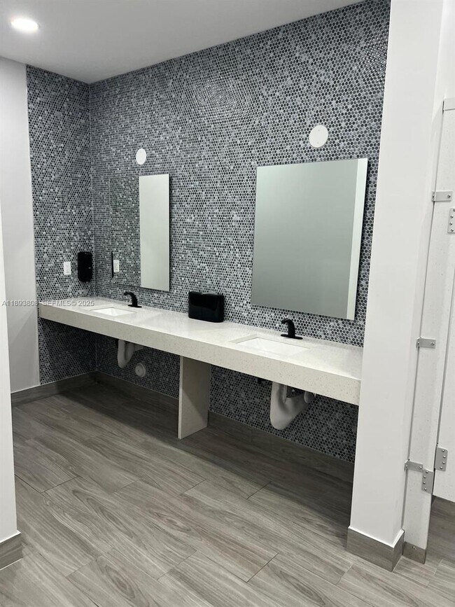 Building Photo - 17021 N Bay Rd