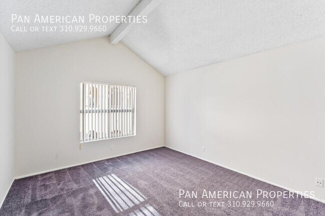 Building Photo - 10380 Almayo Ave