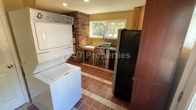 Building Photo - 2 Primary Suites + Huge Yard in Markham - ...