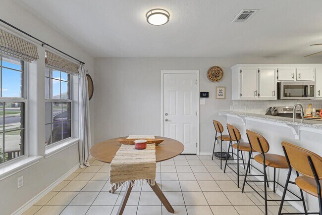 Building Photo - 5725 Ventura Ln