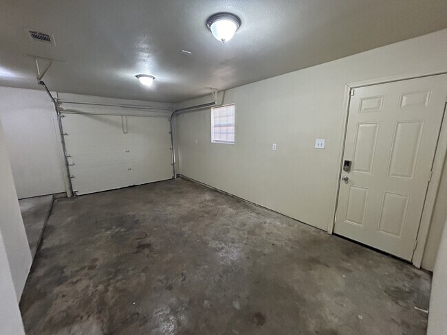 Building Photo - 3301 Pecan Dr