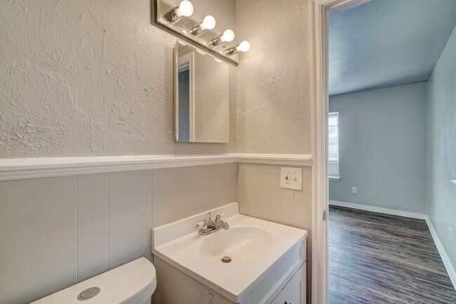Building Photo - Nice 4 Bed 1.5 Baths Located near Tinker Diagonal