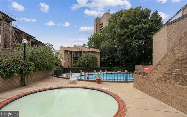 Building Photo - 118 Monroe St