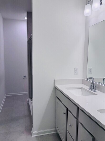 Master bedroom bath - 200 Balsam St