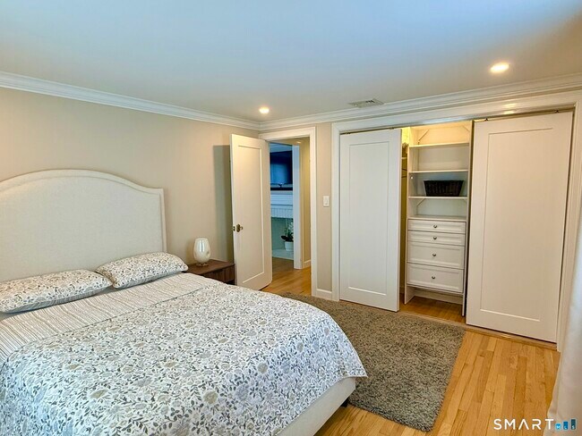 Building Photo - 24 Elm St