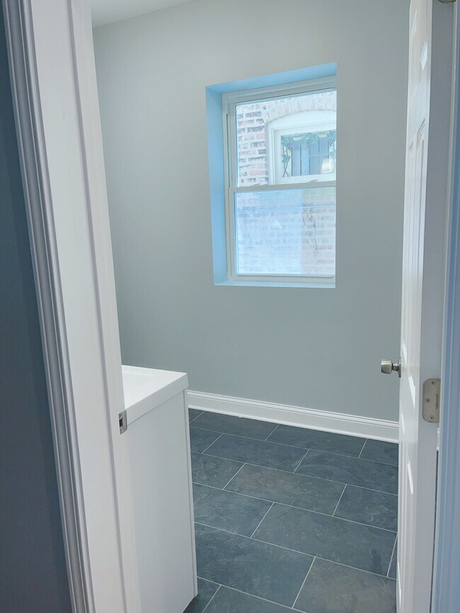 Building Photo - 5906 W Midway Park