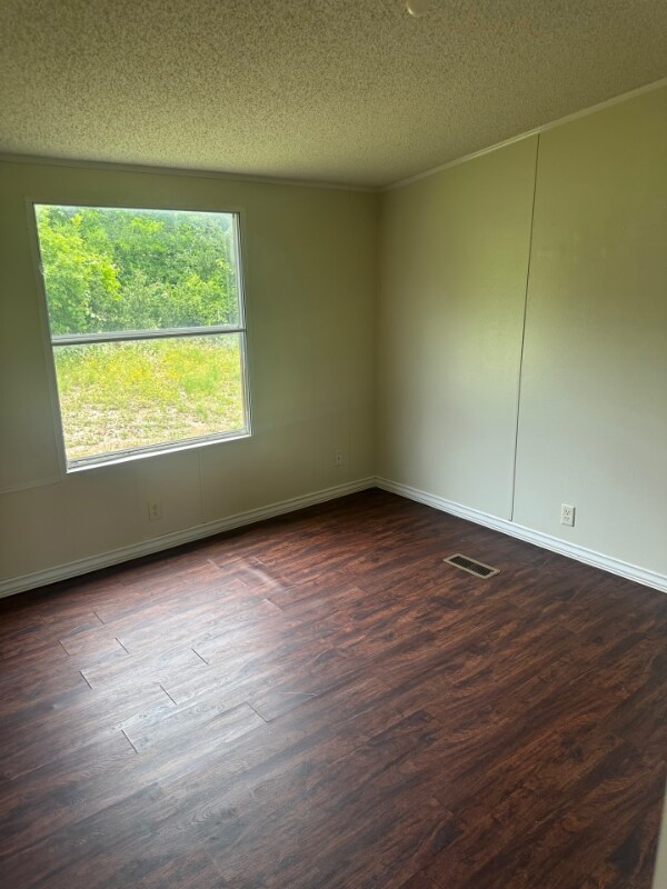 Building Photo - 230 Linda's Ln