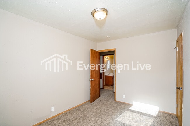 Building Photo - 8715 W Lawrence Ave