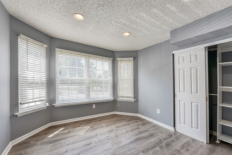 Building Photo - 45 Tulip Ln