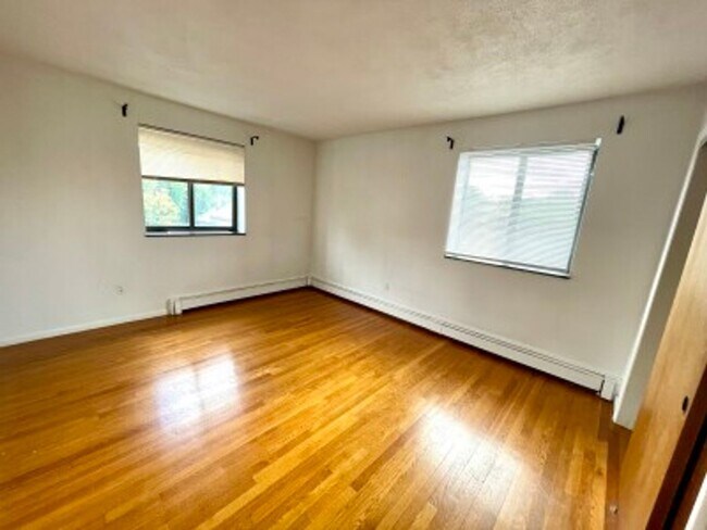 Building Photo - Available Now, Dec or Jan 1st - Spacious Allston 2 bedroom on Allston St. Heat and Parking Includ...