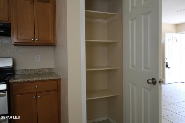 Building Photo - 9145 Begonia Pl