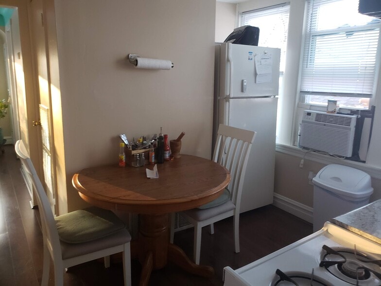 Kitchen table - 2835 S Harvey Ave