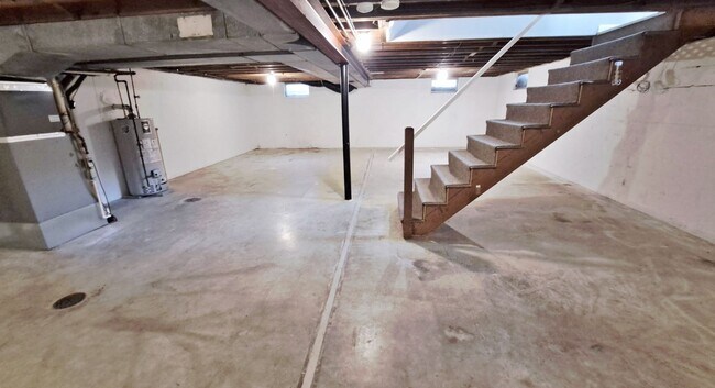 Building Photo - 400-404 Moul Avenue