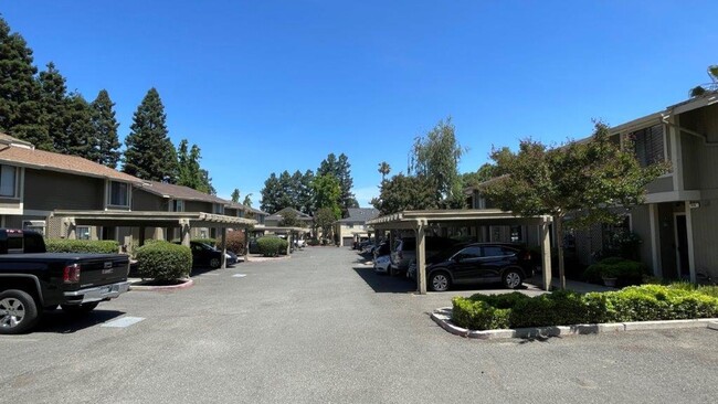 Building Photo - Martinez Beautiful 2 bedroom 1.5 bath unit...