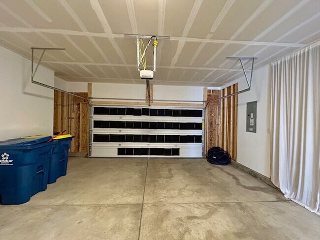 Building Photo - Beautiful Newly Built 4 Bed, 2.5 Bath Home - Loudoun Place Neighborhood