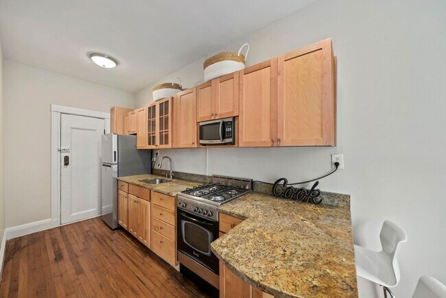 Building Photo - 229 Kelton St