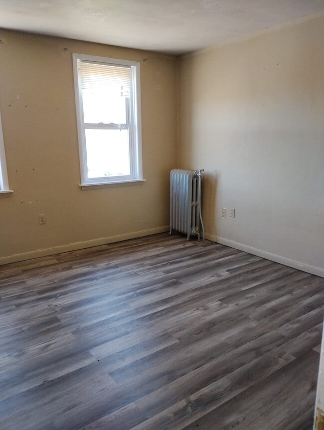 Building Photo - 370 S Poplar St