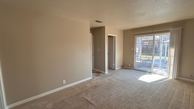Building Photo - 738 Evergreen Way