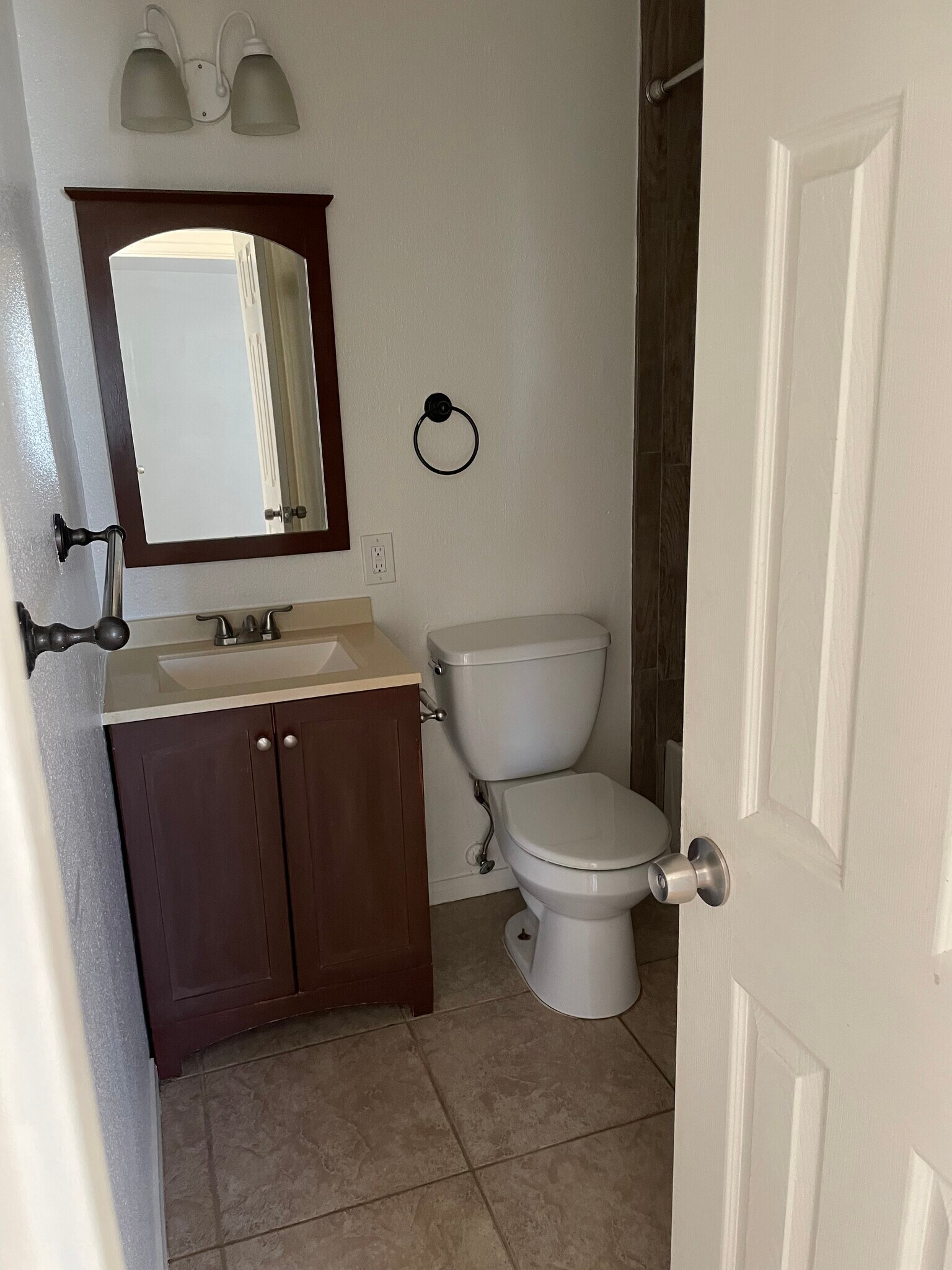 Main bathroom - 514 Doolittle Ave