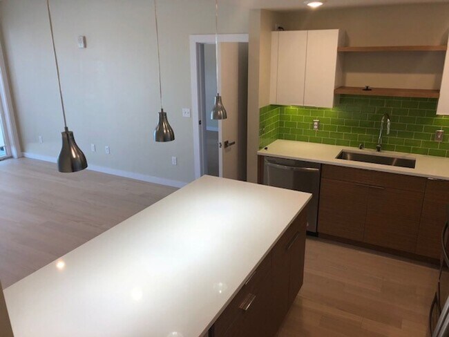 Building Photo - Beautiful Talbach House Condo!