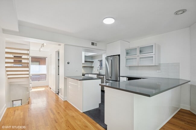 Building Photo - 3759 N Kenmore Ave