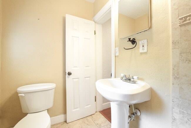 Building Photo - Charming 4/2 Colonial Town North Home with...