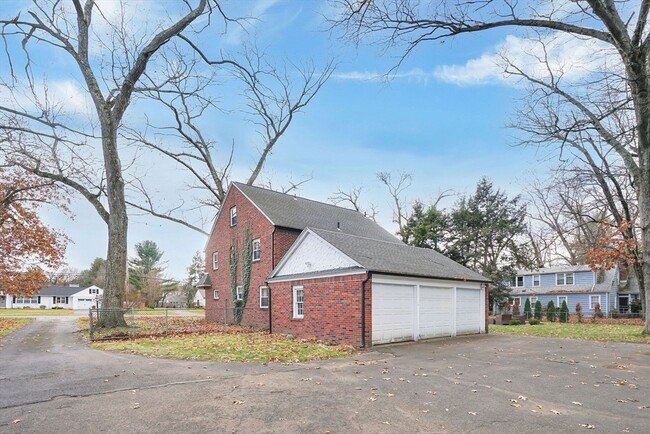 Building Photo - 350 Converse St