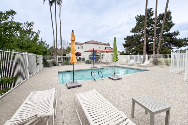 Building Photo - 2Bed/2Bath w/ Office-House at 40th St/Cactus-Garg!