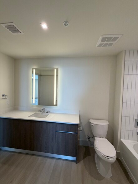 Building Photo - 1549 Van Buren St