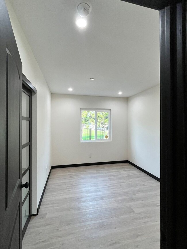 Building Photo - Beatiful and spacious Rental in Montebello...