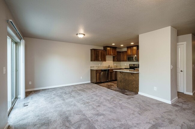 Building Photo - Easy I-205 Access - 3 Bedroom 2.5 Bath Townhouse