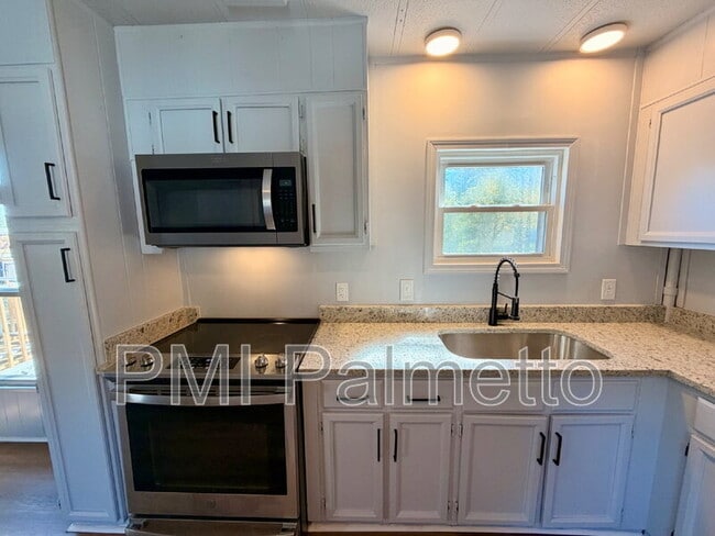 Building Photo - 3911 Persimmon St