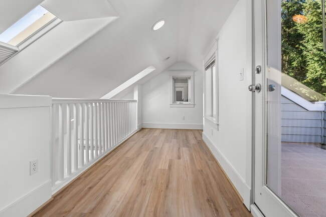 Building Photo - Stunning Capitol Hill Townhome in Prime Seattle Location – 3BR / 3BA Available June 7