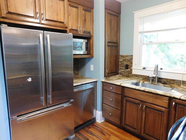 Building Photo - 605 Johnson St