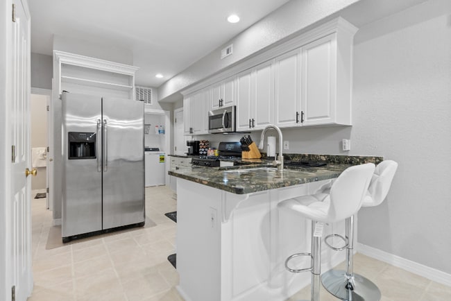 Building Photo - 1401 W 40th St