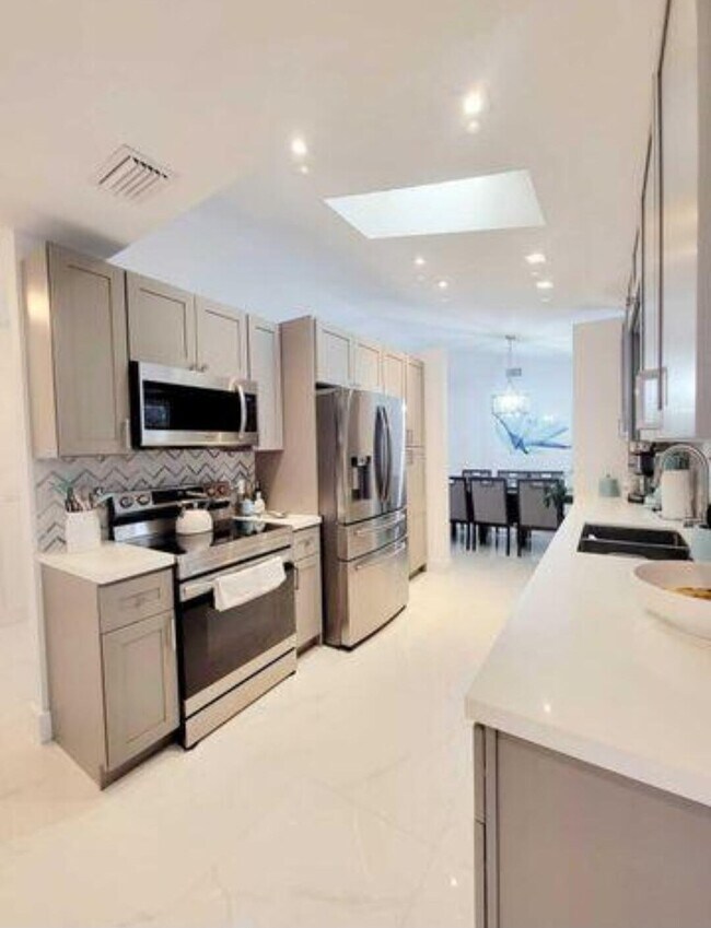 Building Photo - 1697 SW Clover St