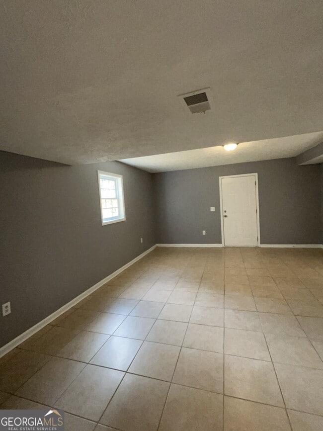 Building Photo - 1682 Charmeth Rd