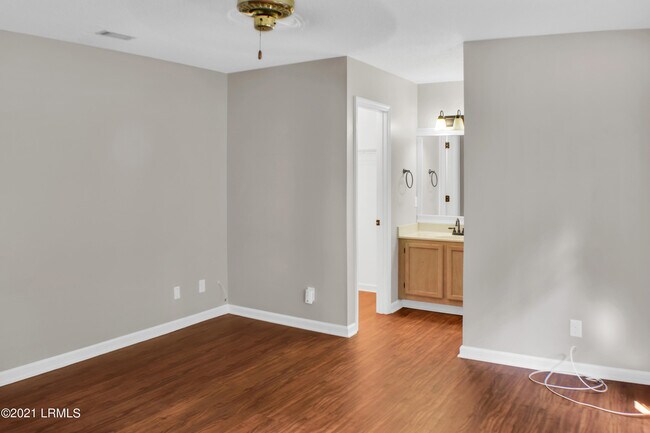 Building Photo - 25 Robin Way