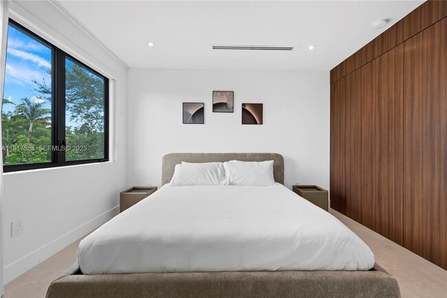 Building Photo - 1881 NE 196th Terrace