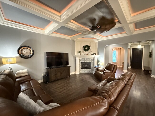 Building Photo - Custom 5 BR / 3 Car Garage, Home theater, ...