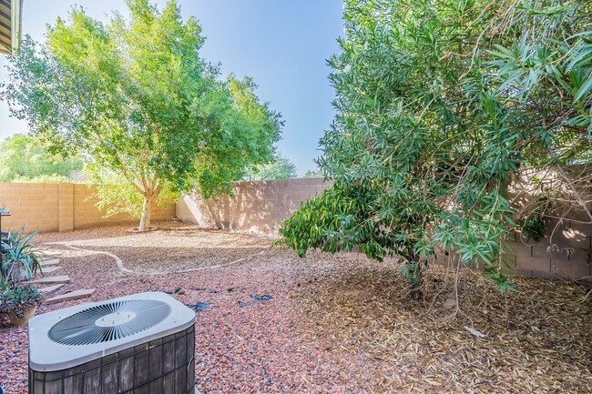 Building Photo - AVAILABLE JULY - Three Bedrooms + Loft!
