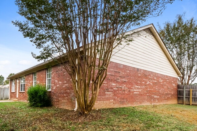 Building Photo - 145 Pine Ridge Ln