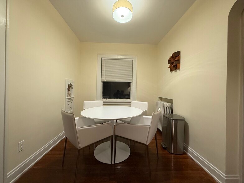 Dining area - 6322 Hamilton Ave